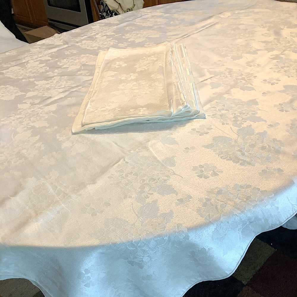 Vintage Oblong Tablecloth & Matching Napkins